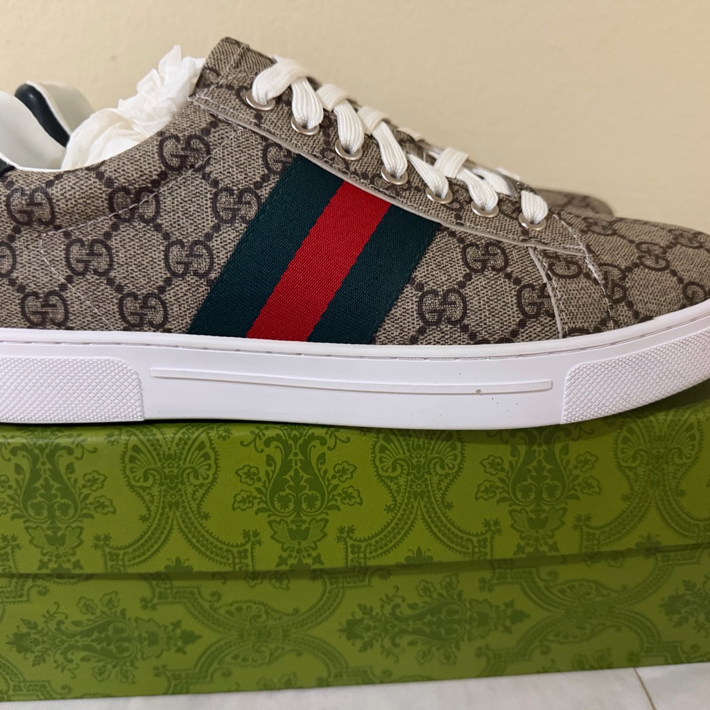 Gucci White Fabric With Gold Pattern